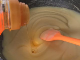 6、冰镇木糖醇绿豆糕,加入25克玉米油搅拌均匀