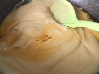 7、冰镇木糖醇绿豆糕,油被绿豆充分吸收后，再加25克玉米油，同样的方法，炒至充分吸收