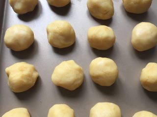 11、冰镇木糖醇绿豆糕,把小团稍稍搓圆