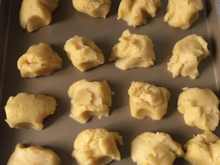 10、冰镇木糖醇绿豆糕,稍冷却一下，分成四十克的小团