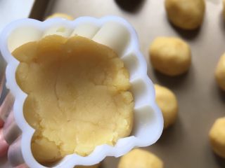 12、冰镇木糖醇绿豆糕,放入模具中