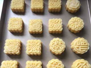 13、冰镇木糖醇绿豆糕,放入冰箱冷藏一小时，味道最佳。