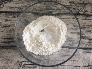 1、煎饼果子,面粉、泡打粉混合