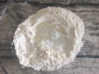 2、煎饼果子,加入水搅拌