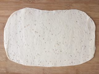5、煎饼果子,擀成薄皮