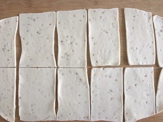 6、煎饼果子,切成一块一块