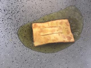 8、煎饼果子,热锅倒油，下入面皮，炸制金黄