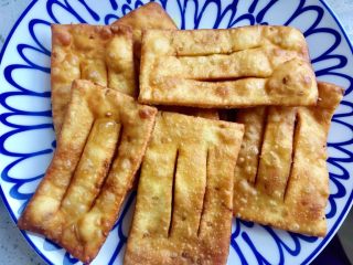 9、煎饼果子,盛盘待用