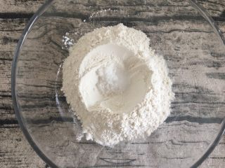 10、煎饼果子,面粉加入糖、盐