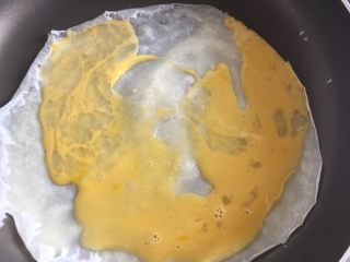 13、煎饼果子,撒上鸡蛋