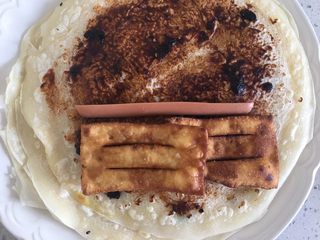 18、煎饼果子,加入果子，火腿肠