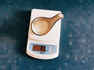 2、鸡蛋牛奶布丁,白糖称重 按照自己家人喜欢的口味添加