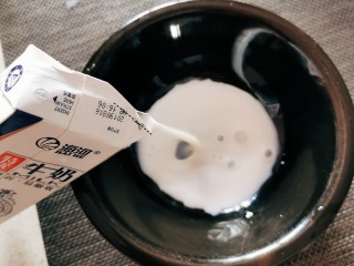 3、鸡蛋牛奶布丁,将牛奶倒入大碗中 微博加热40秒