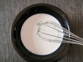 5、鸡蛋牛奶布丁,搅打至白糖融化
