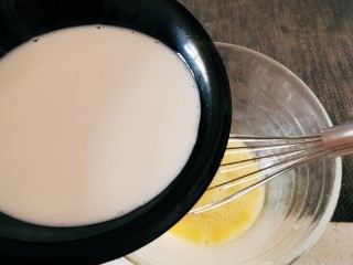 7、鸡蛋牛奶布丁,将牛奶倒入鸡蛋碗里