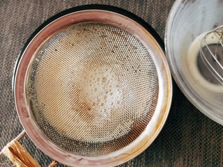 10、鸡蛋牛奶布丁,过筛2遍去除浮末