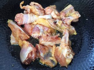 7、干葱豆豉鸡,留底油，把腌制好的鸡块放入煎炸。