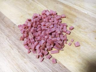 1、鲜虾吐司披萨,火腿切成粒,大小随意。