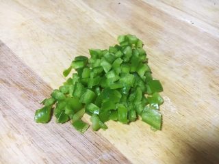 2、鲜虾吐司披萨,青椒切粒,大小随意。