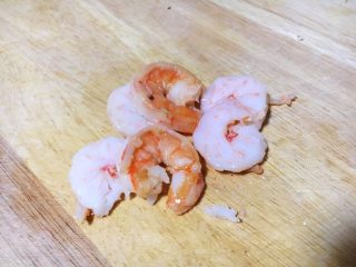 3、鲜虾吐司披萨,将熟虾仁对切,一切为二。