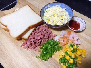 5、鲜虾吐司披萨,食材都准备好了。