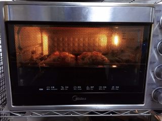 11、鲜虾吐司披萨,放入鲜虾吐司披萨,烤6分钟,奶酪融化即可。