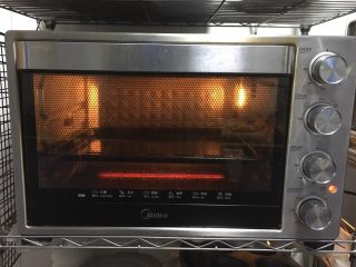 10、鲜虾吐司披萨,烤箱上下火调至200多,预热5分钟。