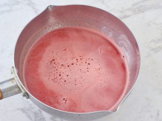 6、西瓜凉糕,过筛好的果汁