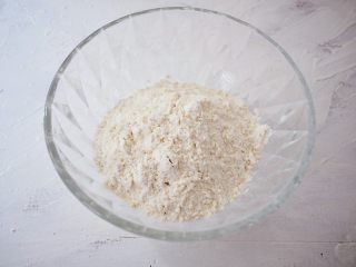 2、章鱼小丸子,章鱼烧粉倒入容器中