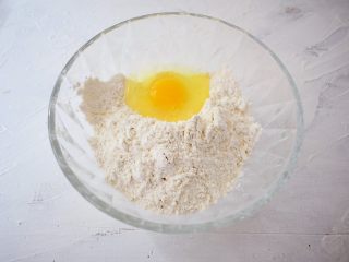 3、章鱼小丸子,章鱼烧粉加入鸡蛋