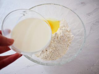 4、章鱼小丸子,加入纯牛奶