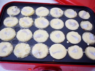 10、章鱼小丸子,再放入章鱼粒