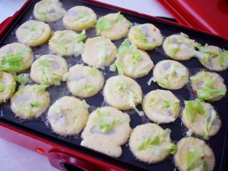 11、章鱼小丸子,放入卷心菜丝