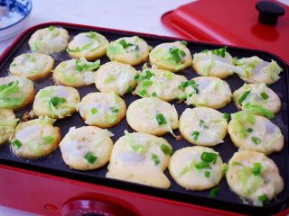 12、章鱼小丸子,放入葱花，煎至丸子定型