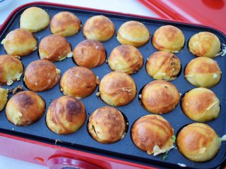 14、章鱼小丸子,等再次煎至定型时，再把丸子转动，接口朝下，煎至金黄色即可关火