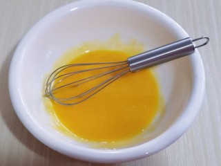 3、10分钟轻松搞定快手早餐～酸奶松饼,蛋黄用手动打蛋器打散。