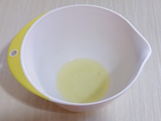 6、10分钟轻松搞定快手早餐～酸奶松饼,蛋白中滴入几滴白醋或柠檬汁！