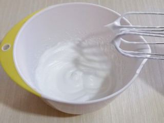 7、10分钟轻松搞定快手早餐～酸奶松饼,10g糖分三次加入，电动打蛋器将蛋白高速打发至呈现鱼眼泡。 加入三分之糖，继续高速打发，蛋清泡消失，细腻时再加入三分之一的糖，打至湿性发泡时加入最后的三分之一糖，，打发至蛋白出现细腻的纹路，将电动打蛋器调低速打发一会儿，感觉有些阻力时，就可以停止打发，以免消泡，提起打蛋器有微微的弯勾就可以。