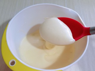 10、10分钟轻松搞定快手早餐～酸奶松饼,拌好的蛋糕糊，细腻光滑，饱满。