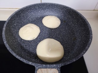 11、10分钟轻松搞定快手早餐～酸奶松饼,不粘锅刷少许食用油，全程小火，盛入蛋糕糊，堆圆形！