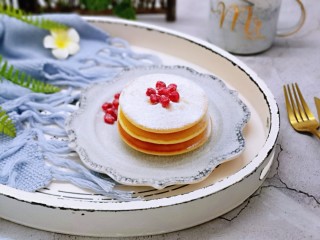 13、10分钟轻松搞定快手早餐～酸奶松饼,筛上一层糖粉！快手早餐～