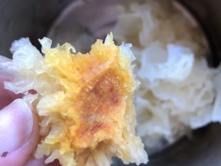 4、银耳小米粥,去除根蒂。