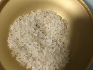 8、银耳小米粥,准备好香米洗净。