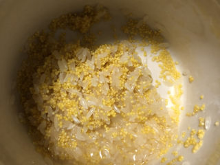 9、银耳小米粥,两种米放入炖盅内。