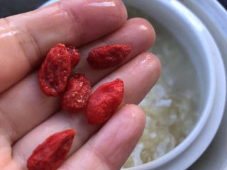 14、银耳小米粥,出锅时加入枸杞即可。