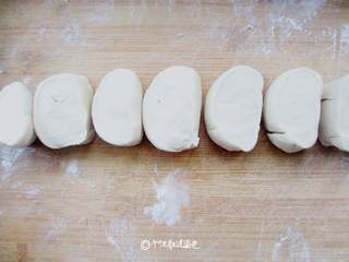 6、刀切小馒头,如果觉得形状不漂亮，可以用手稍稍塑形一下