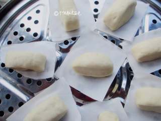 8、刀切小馒头,锅中放入足够的水，把切好的馒头放到锅中，盖好盖子，进行二次发酵20分钟左右。水开后中火蒸15分钟。到时间后不要马上掀开盖子。焖5分钟后在掀开，这样馒头表面光滑不塌陷。