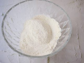 2、华夫饼,把松饼粉放入容器中