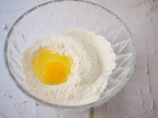 3、华夫饼,打入鸡蛋，再加入牛奶