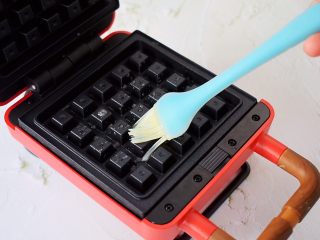 6、华夫饼,打开华夫饼机，双面各刷一遍食用油